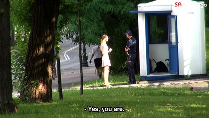 Elle demande à des policiers s’ils veulent C... avec elle !