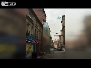 Un spectaculaire effondrement d'immeuble provoque la panique au coeur d'Istanbul
