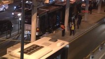Metrobüsün Altında Kalan Seyyar Satıcı Hayatını Kaybetti