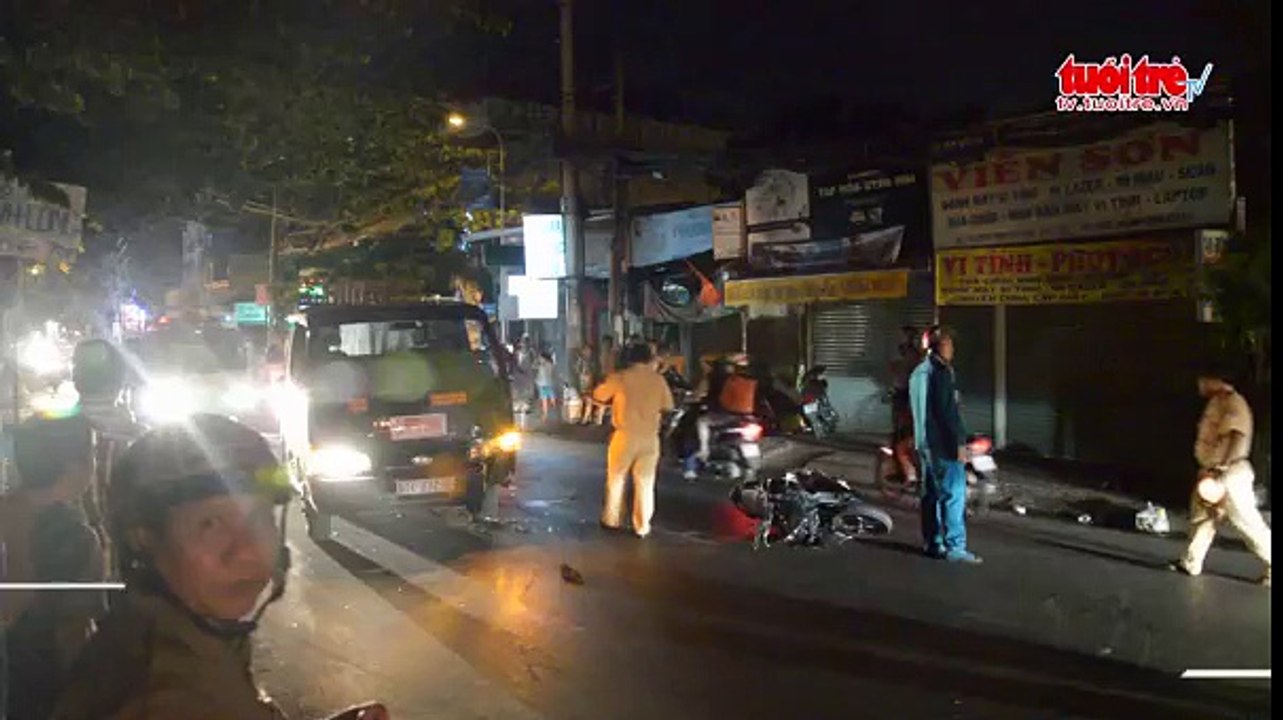 Tông trực diện xe tải, hai thanh niên nguy kịch