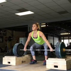 L'entraînement de cette femme bien musclé va mal tourner