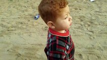 طفل عربي بعمر سنتين يكلم نفسه باللغة التركية