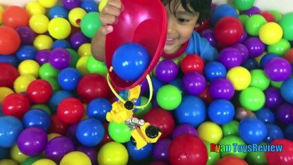 下载视频: GIANT BALL PITS Surprise Toys Challenge in Bathtub Disney Cars Toys Batman Superman Thomas & Friends