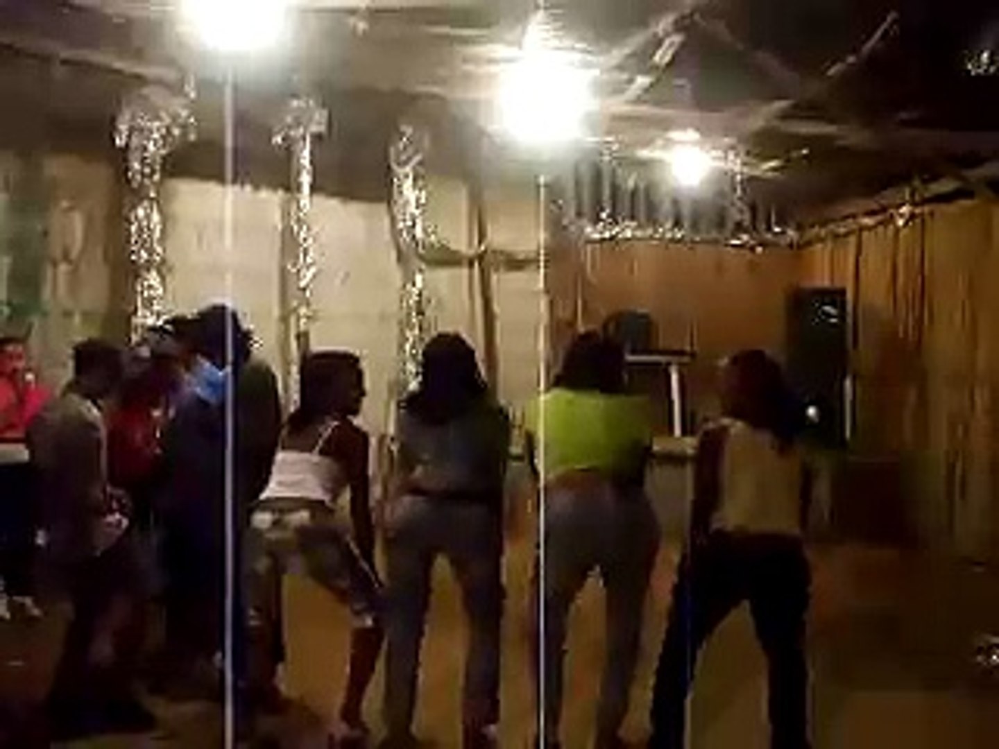 ⁣Quatro loucas rebolando