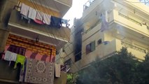 فيديو واضح جدا لظابط يطلق الرصاص الحي علي المتظاهرين من بلكونة منزله في الزقازيق !