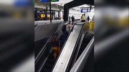 【悲報】長いエスカレーターを逆走した結果ｗｗ
