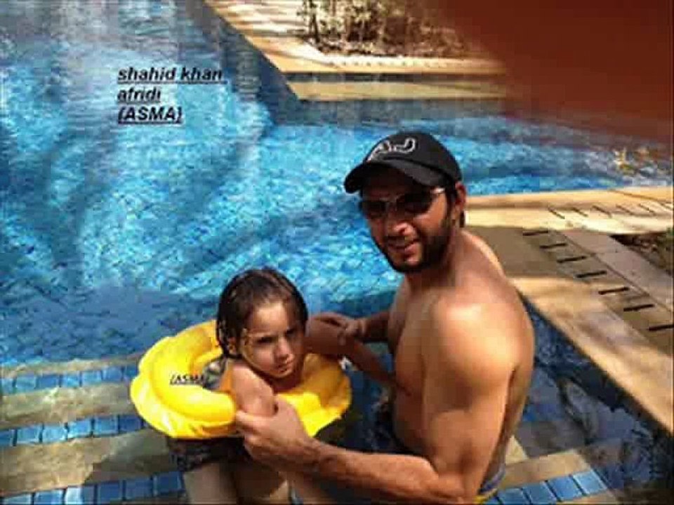 Shahid Afridi and his Family pictures