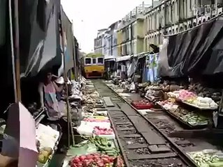 Jualan Di Pinggir Rel Kereta Api Harus Hapal Jadwal Keretanya Lewat