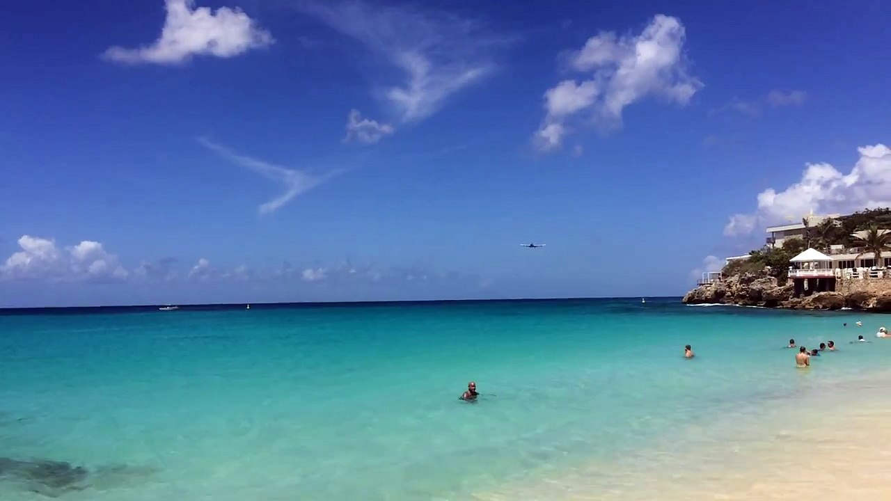 St. Marteen biggest KLM 747 - 400 landing at Maho Beach!