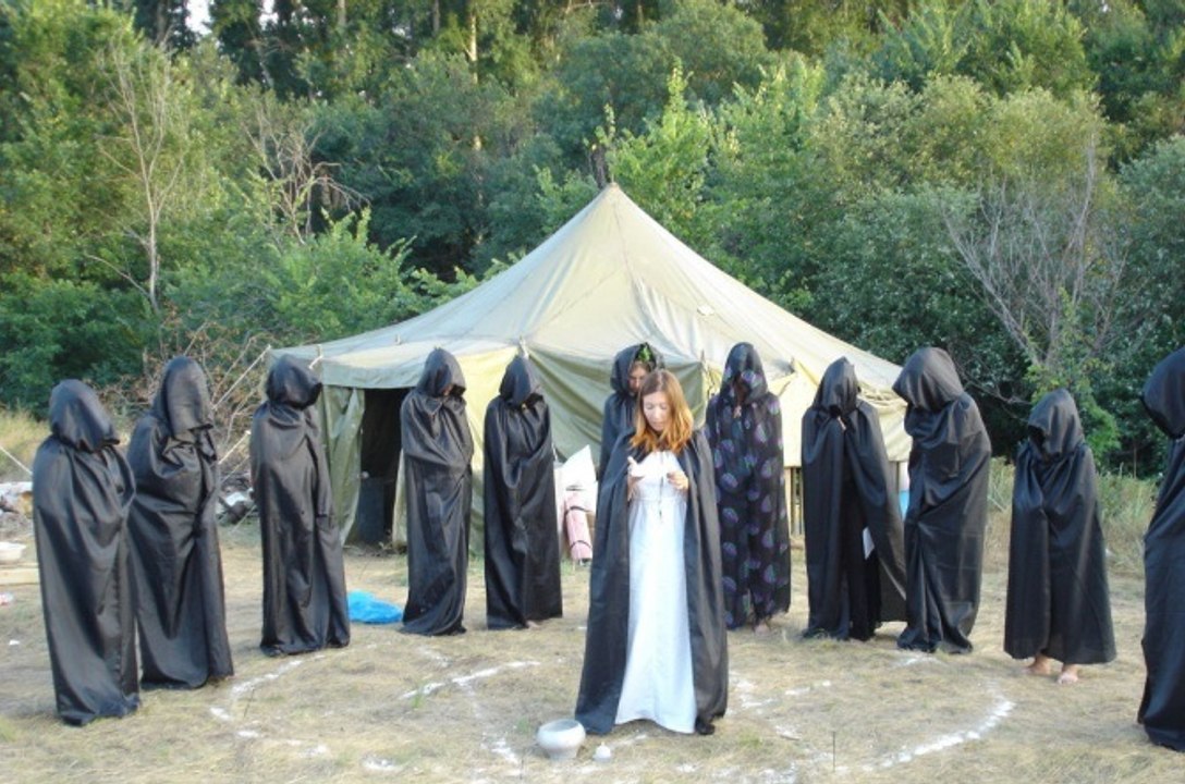 Таро на любовь. О приворотная магия Приворот на крови месячных - само название говорит о том, что кровь месячных используется в этом обряде. Привороты, совершенные на крови имеют наибольший и самый быстрый эффект, быстро достигается нужный результат.  Вос