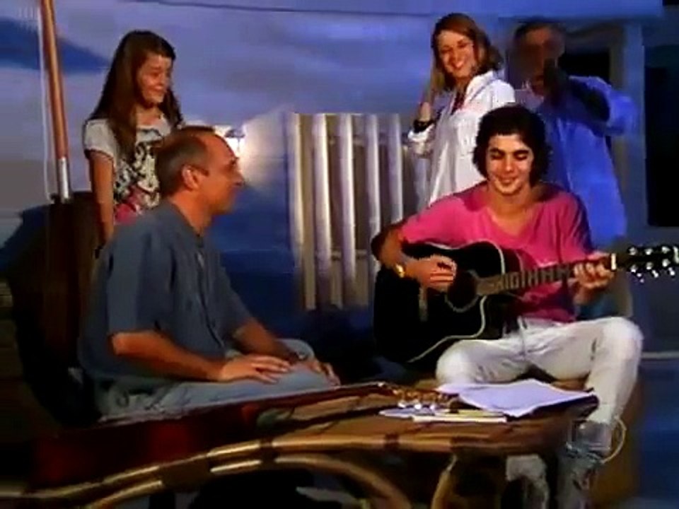 Malhação ID - Bernardo é admirado pelos pais enquanto toca seu violão