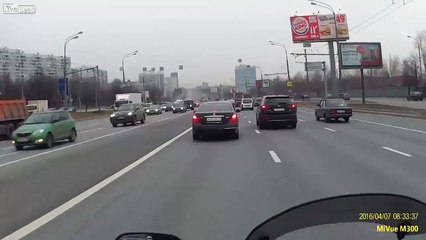 Accident d’un motard qui remonte les files de voiture