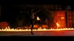 Jongler avec un ballon de Football enflammé sur un terrain en feu !