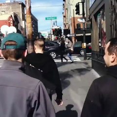 Des militants anti-Trump se moquent de lui avec des crottes de chien