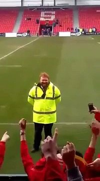 Quand le stadier ressemble à Ed Sheeran, les supporters anglais ne le loupent pas. Hilarant