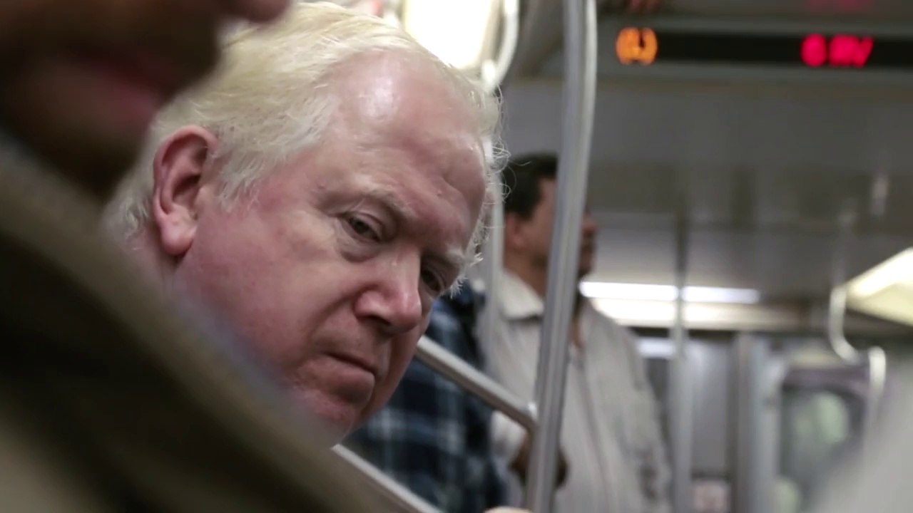 Lire des livres scandaleux dans le métro - Blague énorme