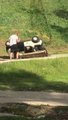 Enorme chute avec une voiturette de golf... Bravo!!!!! Crash ridicule