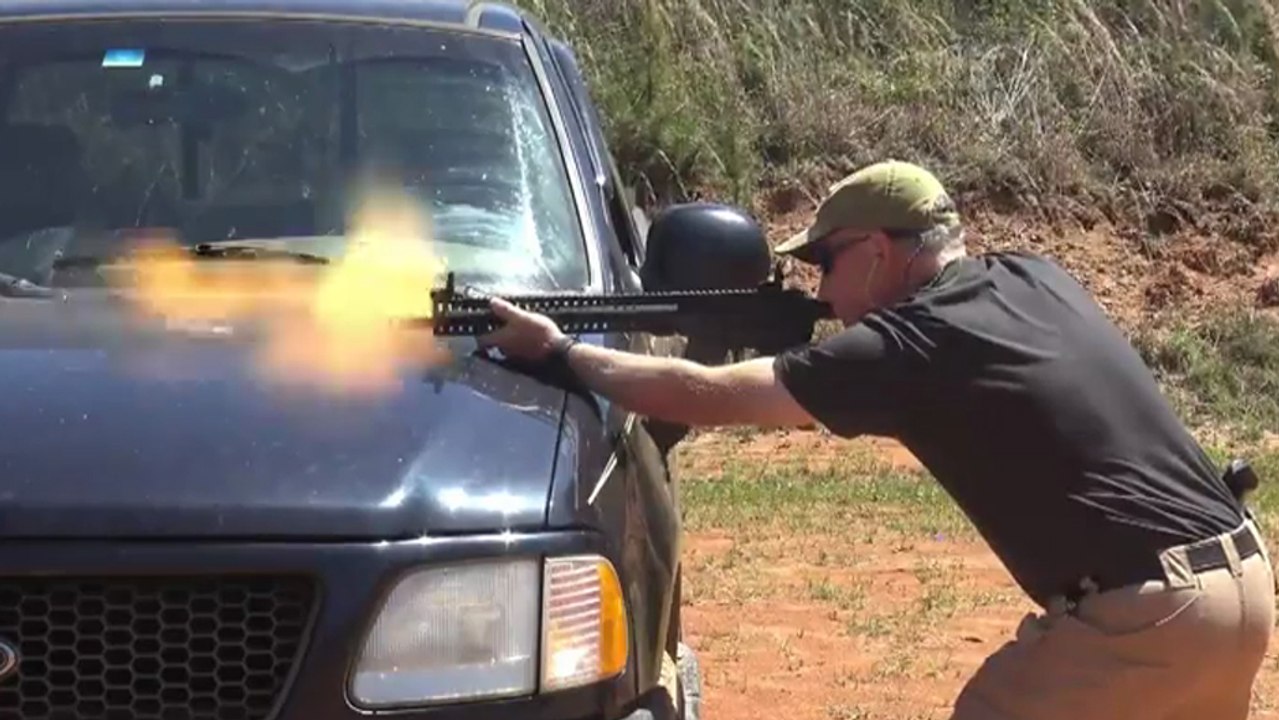 Cet homme tire accidentellement dans le capot de sa voiture avec son fusil d'assaut