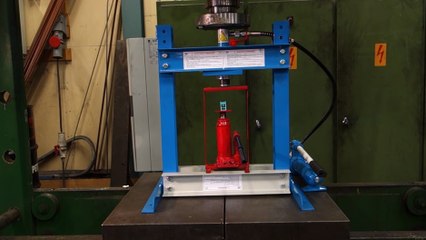 Détruire une presse hydraulique avec une presse hydraulique