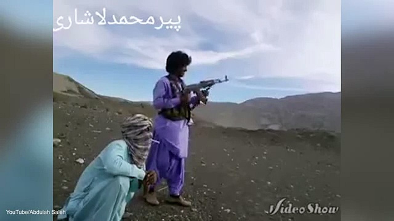 Ταλαντούχος σκοπευτής με AK-47 πυροβολεί με ακρίβεια το τσιγάρο φίλου του