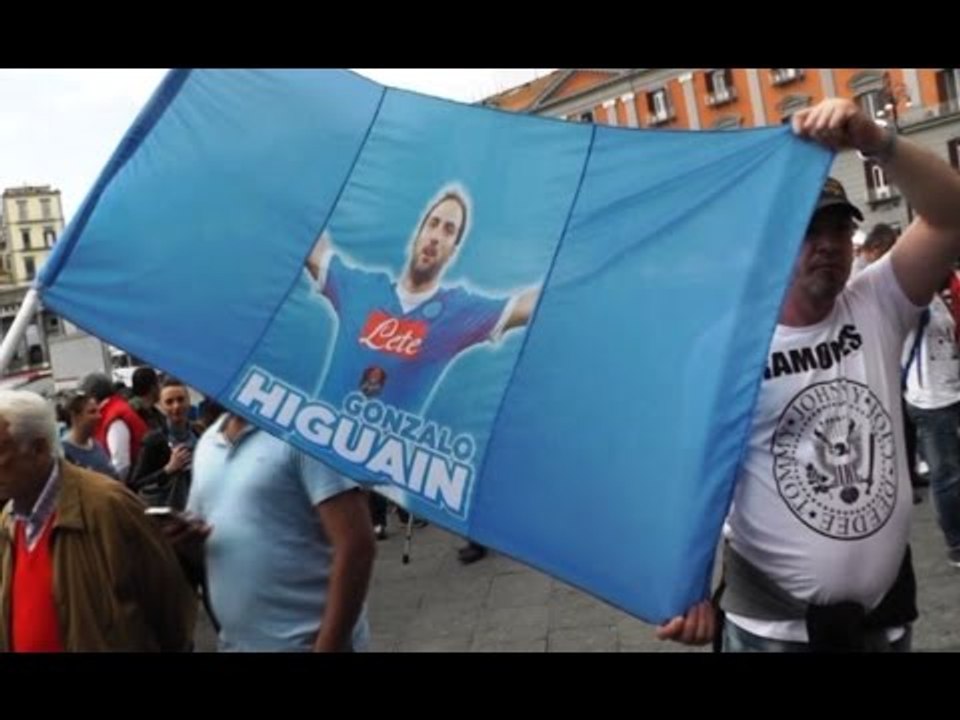 Napoli - Flash mob dei tifosi per Higuain (08.04.16)