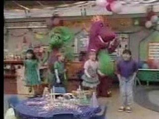 Barney le canta al peje