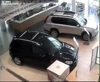 Homem invade concessionária e destrói veículos