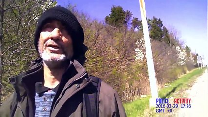 Face à face d'un policier avec un meurtrier armé d’un couteau