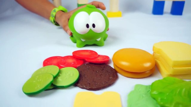 Eğlenceli çocuk filmi - Om-Nom yine aç - Hamburger ve sandviç yapıyoruz