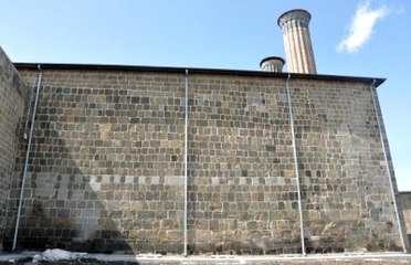 Vakıflar'dan Çifte Minareli Medrese'ye Döşenen Boru İçin 'Hava'lı Savunma