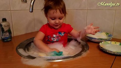 Little girl is washing the dishes :) - Маленькая помощница. Маноля моет посуду, оригинальный способ.