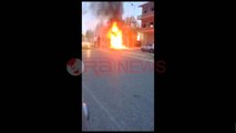 Merr flakë autobusi i transportit qytetas në Durrës, zjarri në pjesën e pasme të tij