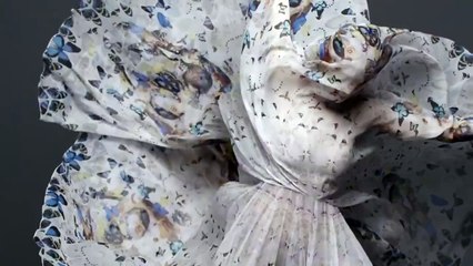 Meilleure pub pour le nouveau foulard d'Alexander McQueen