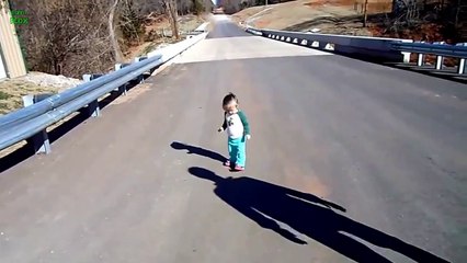 Libertatea.ro - Bebeluşi speriaţi de propria umbra! Super haioşi!