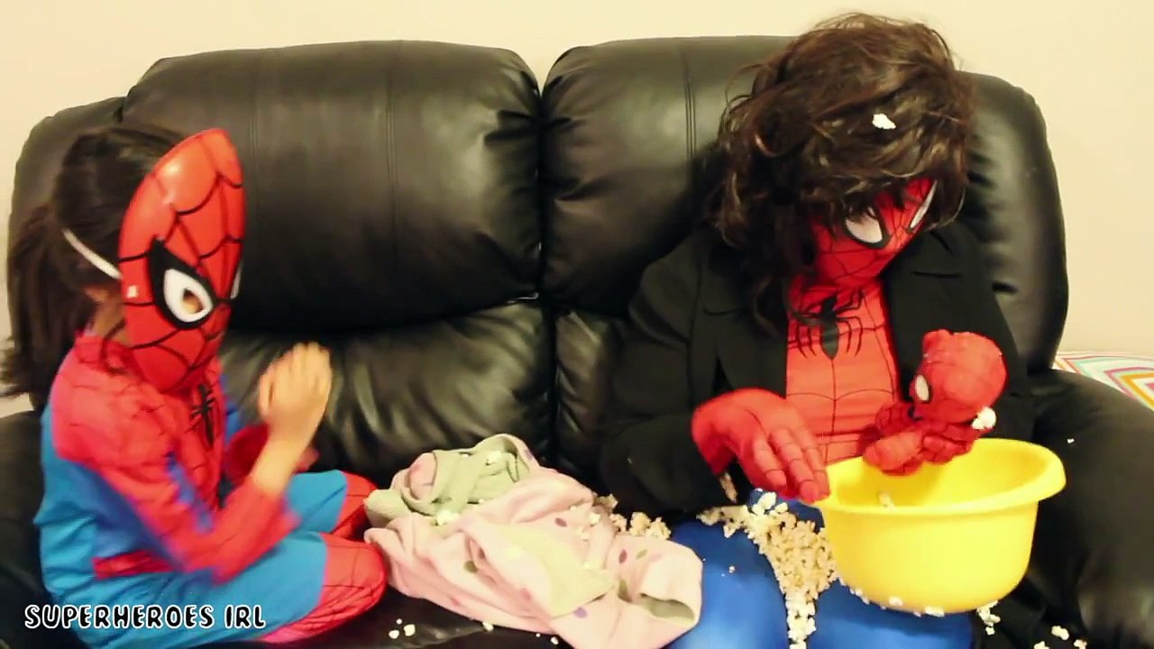 Человек-паук, розовый Spidergirl против Венома