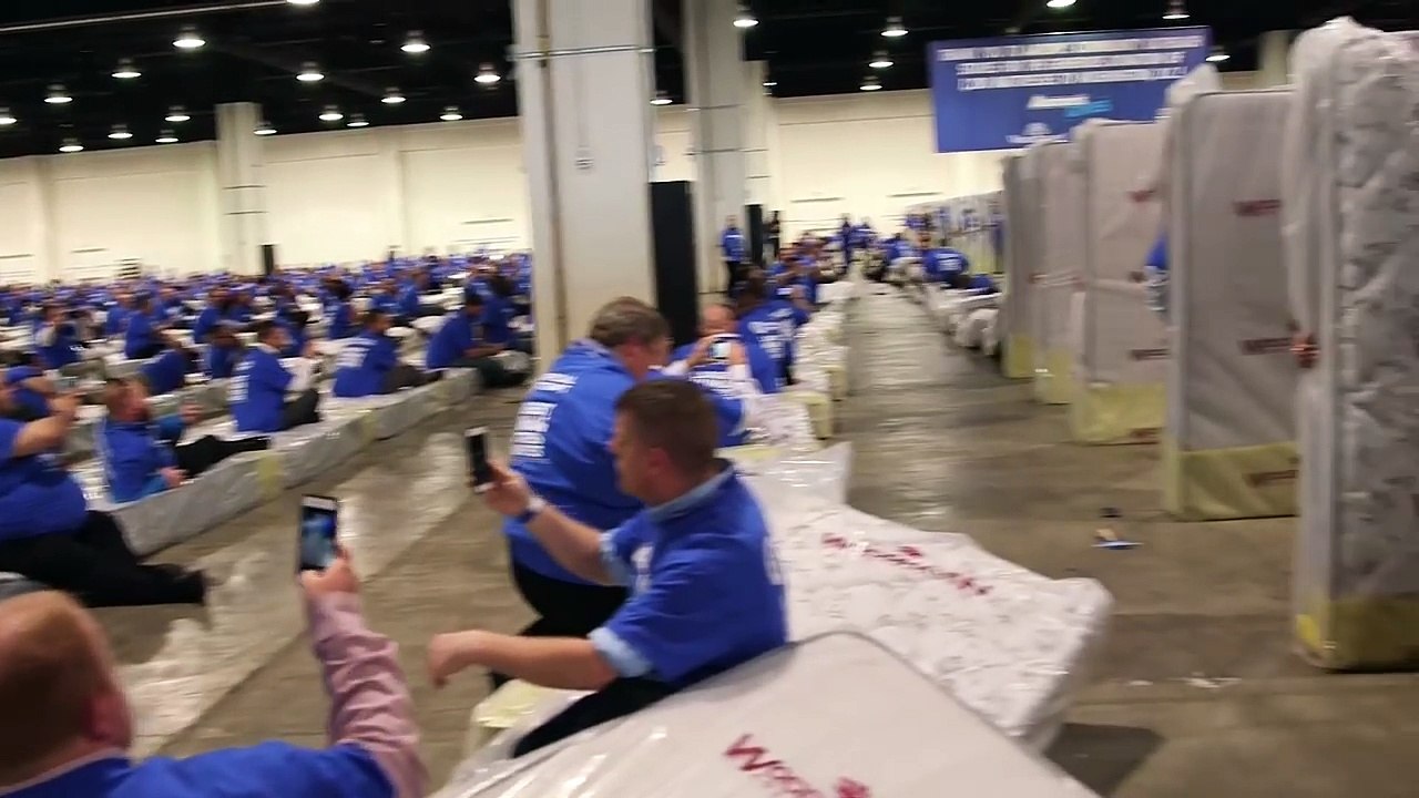 Du jamais-vu ! Domino humain géant version matelas