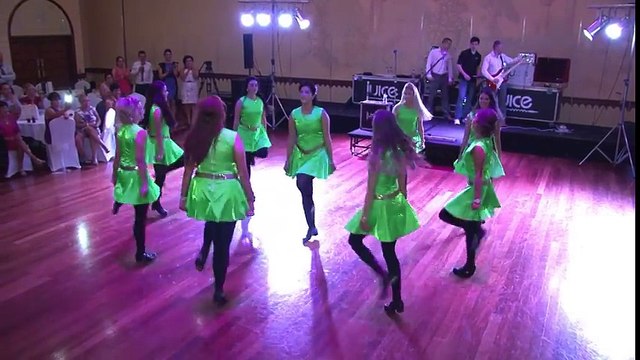 Ces demoiselles d'honneur ont révolutionné l'ouverture d'un bal de mariage