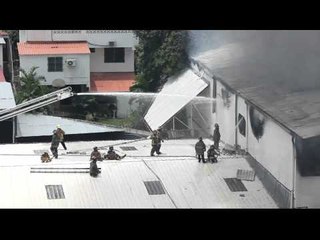 Bomberos intentan apagar fuego
