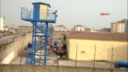 Gebze'de Cezaevinde Koğuşu Ateşe Veren Mahkumlar Dumandan Etkilendi