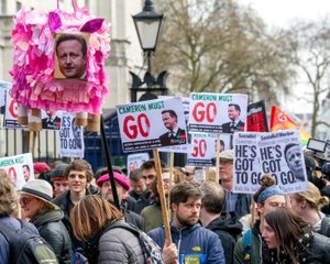 İngiltere'de Protestocular Cameron'ın İstifasını İstedi