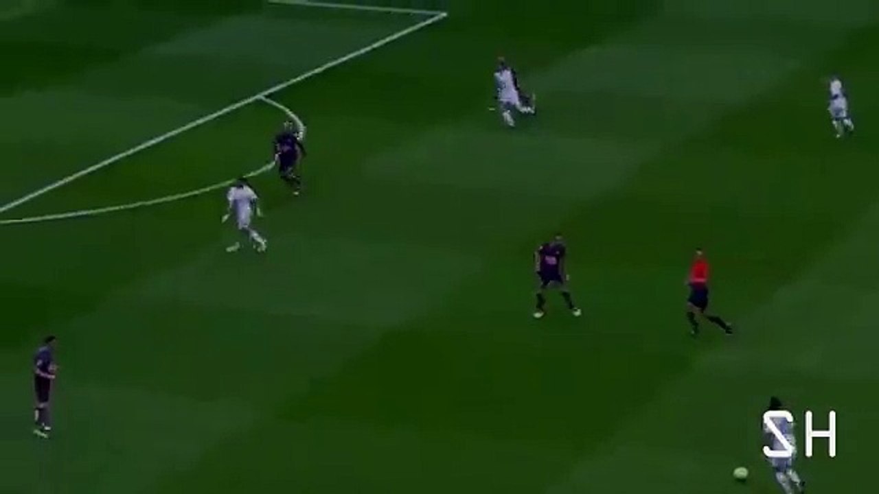 Ronaldo gets nutmegged twice in 2 seconds