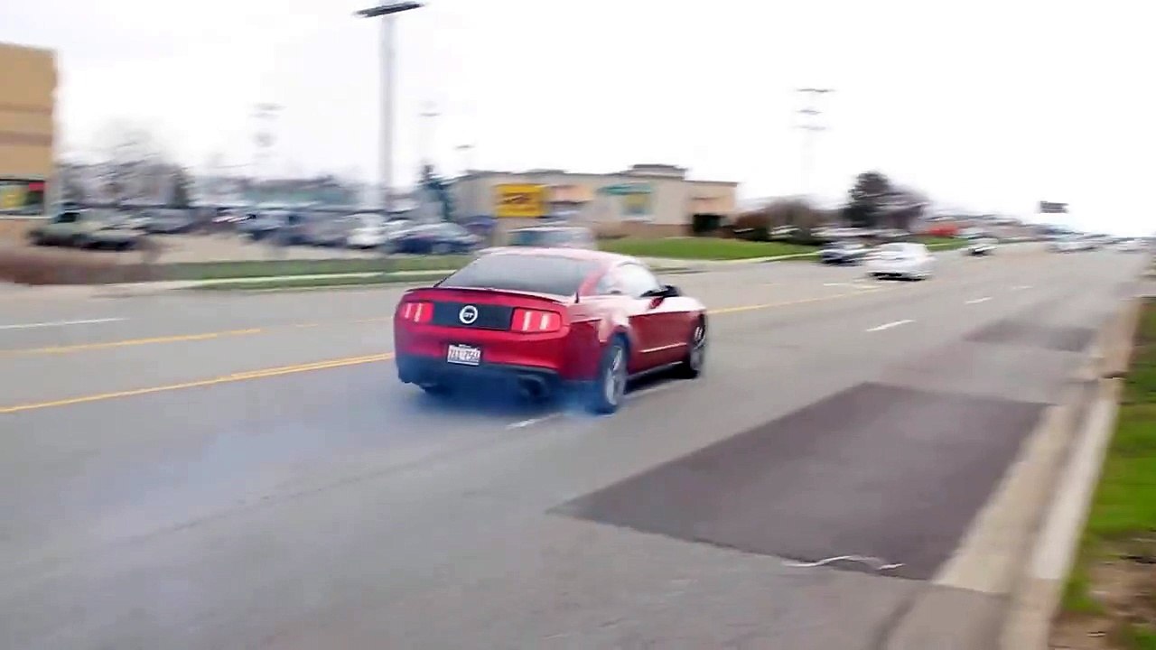 Ce frimeur fait une grosse accélération pour impressioner et finit par se crashé