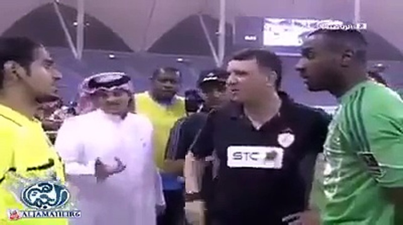 بالفيديو توقيف المباراة بسبب تسريحة " كافرة " مخالفة للشريعة في الدوري السعودي و " قص " شعر اللاعب مباشرة على الهواء و أ