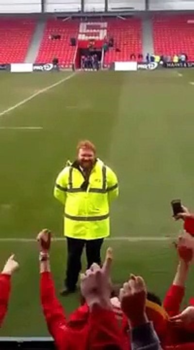 Des supporters anglais trollent un stadier ressemblant à Ed Sheeran  - vidéo Dailymotion