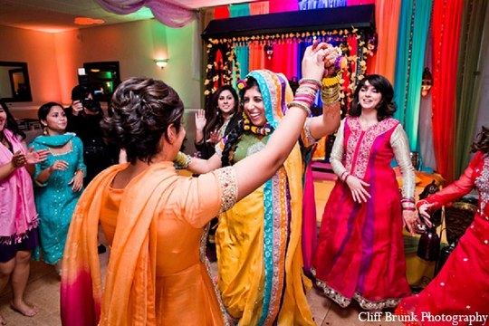 THE BEST PITHI DANCE EVER I Indian Wedding Dance Performance I Awsome Dance Pakistani Wedding 2016