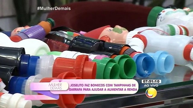 Palhaços feitos com tampas e garrafas recicladas