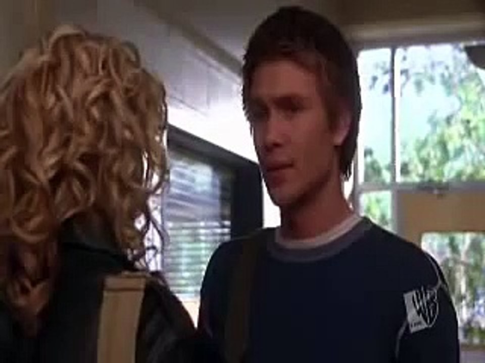 One Tree Hill - Lucas y Peyton se besan en la escuela