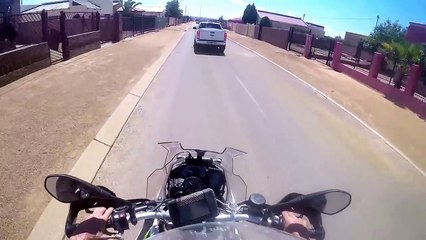 Download Video: Police officer on bike chasing and shooting thugs bodycam