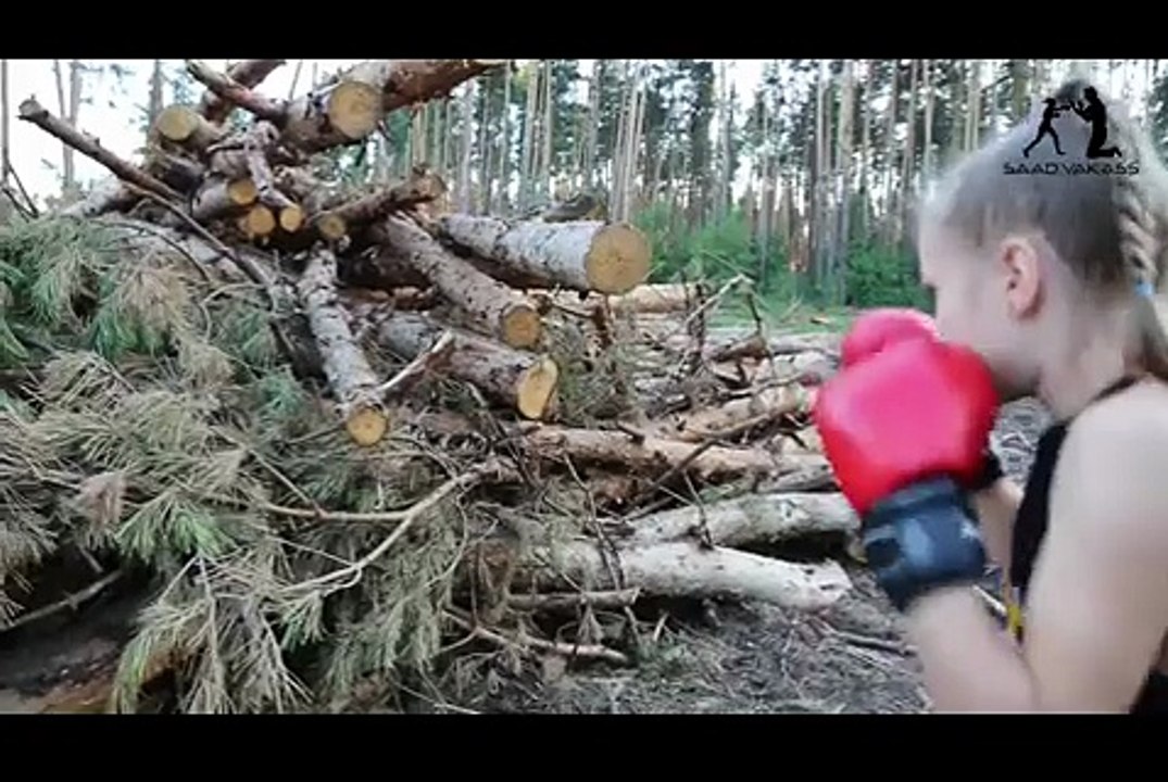 боксирует