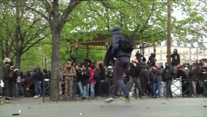 Violence breaks out during Paris labour reform protest